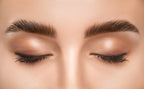 Gepflegte Augenbrauen und perfekt gestylte Wimpern bei Excellent Hair Wiesbaden
