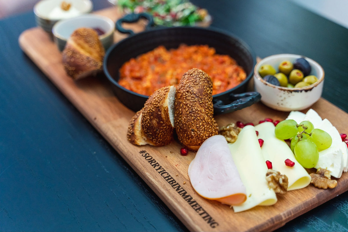 Frühstücksbrett mit Menemen, Simit, Käse, Aufschnitt, Oliven und Salat bei Die Brunchery Dortmund