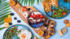 Farbenfrohes Brunch-Arrangement mit Smoothie-Bowl, Spiegelei, Sandwiches und exotischen Früchten bei Die Brunchery Dortmund