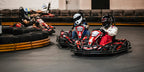 Fahrer im Go-Kart auf der Kartbahn Werther beim Rennen in einer engen Kurve