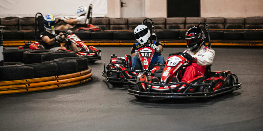 Fahrer im Go-Kart auf der Kartbahn Werther beim Rennen in einer engen Kurve