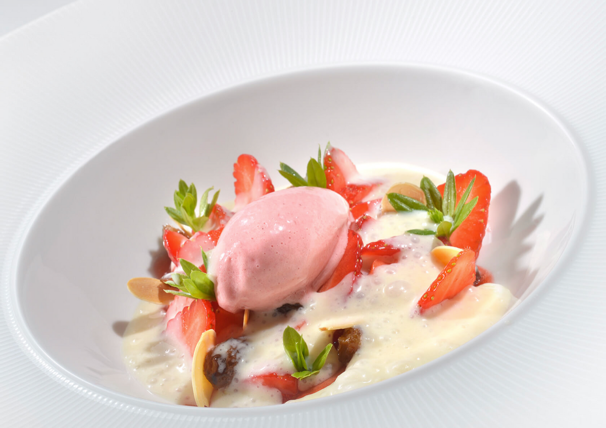 Raffiniertes Dessert mit Erdbeeren und Eis aus dem Restaurant Balthasar in Paderborn