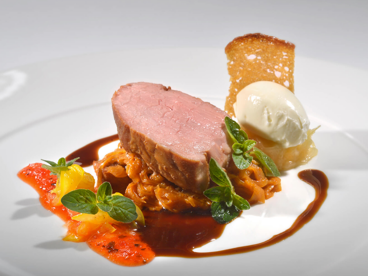 Gourmetgericht mit Fleisch, Sauce und Beilagen im Restaurant Balthasar in Paderborn
