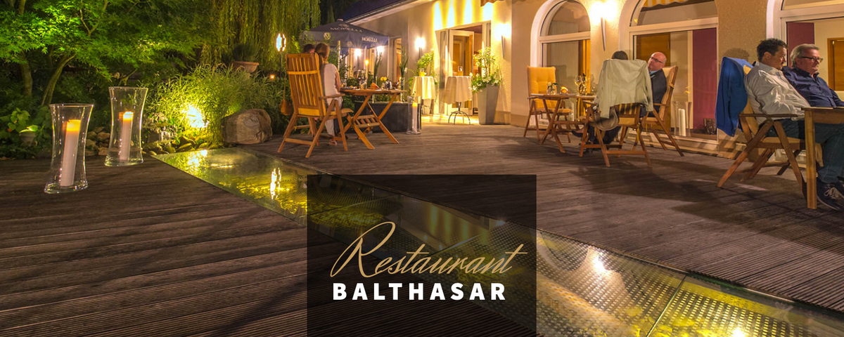 Außenbereich des Restaurant Balthasar in Paderborn mit stilvoller Abendbeleuchtung