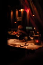Stimmungsvoll gedeckter Tisch im Inner in the Dark für ein 3-Gänge-Überraschungsmenü bei Kerzenschein