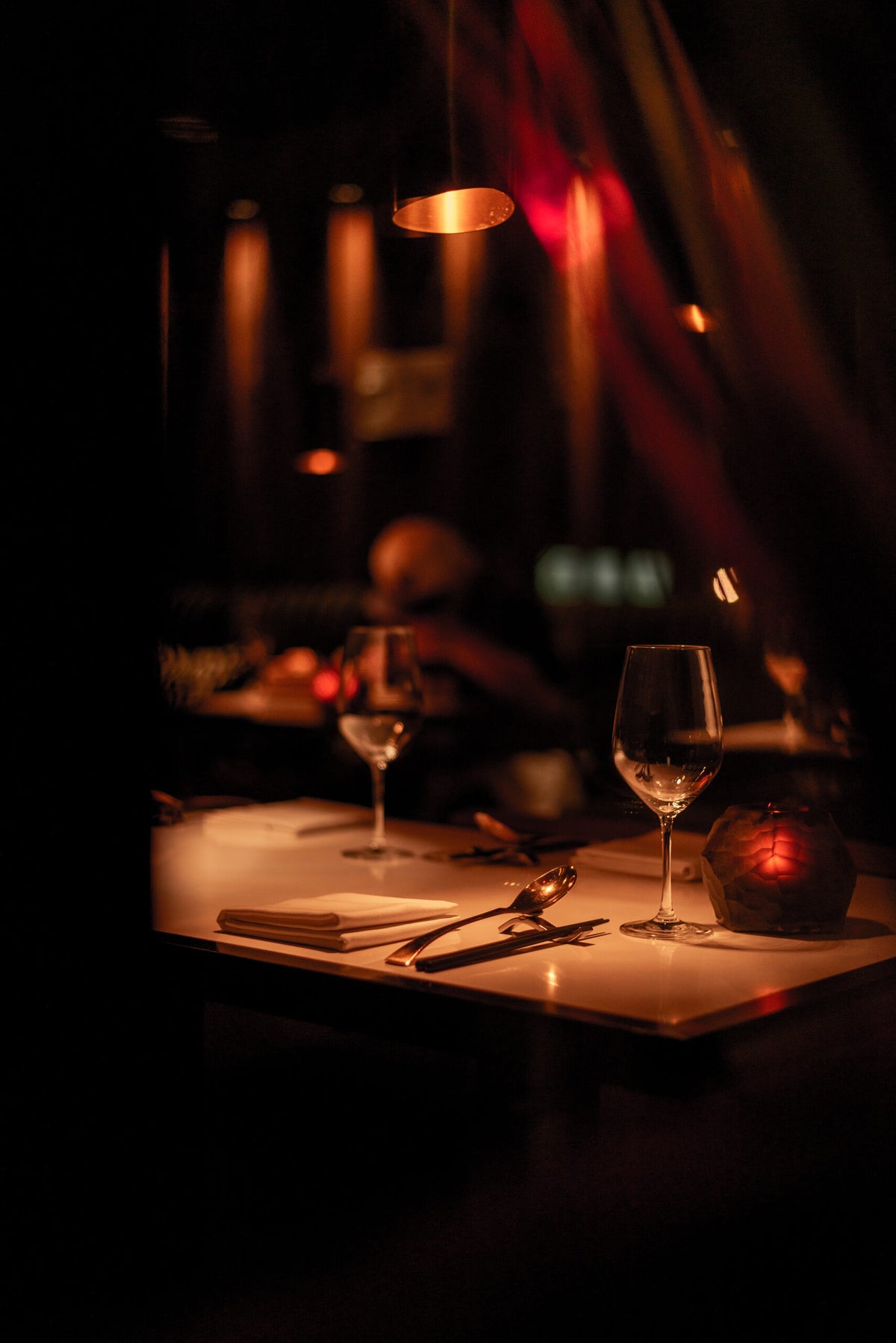 Stimmungsvoll gedeckter Tisch im Inner in the Dark für ein 3-Gänge-Überraschungsmenü bei Kerzenschein