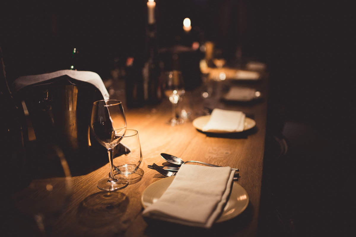 Elegant gedeckter Tisch für ein Dinner in the Dark mit 3-Gänge-Überraschungsmenü