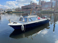 Charterboot der Bootsschule und Charter Berlin vor moderner Kulisse auf dem Wasser