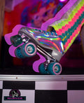 Glänzender Retro-Rollschuh mit bunten Neonstreifen im Rollers Club Köln