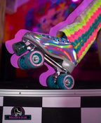 Glänzender Retro-Rollschuh mit bunten Neonstreifen im Rollers Club Köln