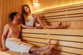Ein Paar entspannt gemeinsam in der Sauna des Westendbads Langen in wohliger Atmosphäre mit indirekter Beleuchtung