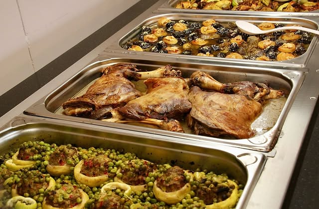 Tunesisches All-you-can-eat-Buffet mit traditionellen Fleisch- und Gemüsegerichten im Mama’s Küche Essen