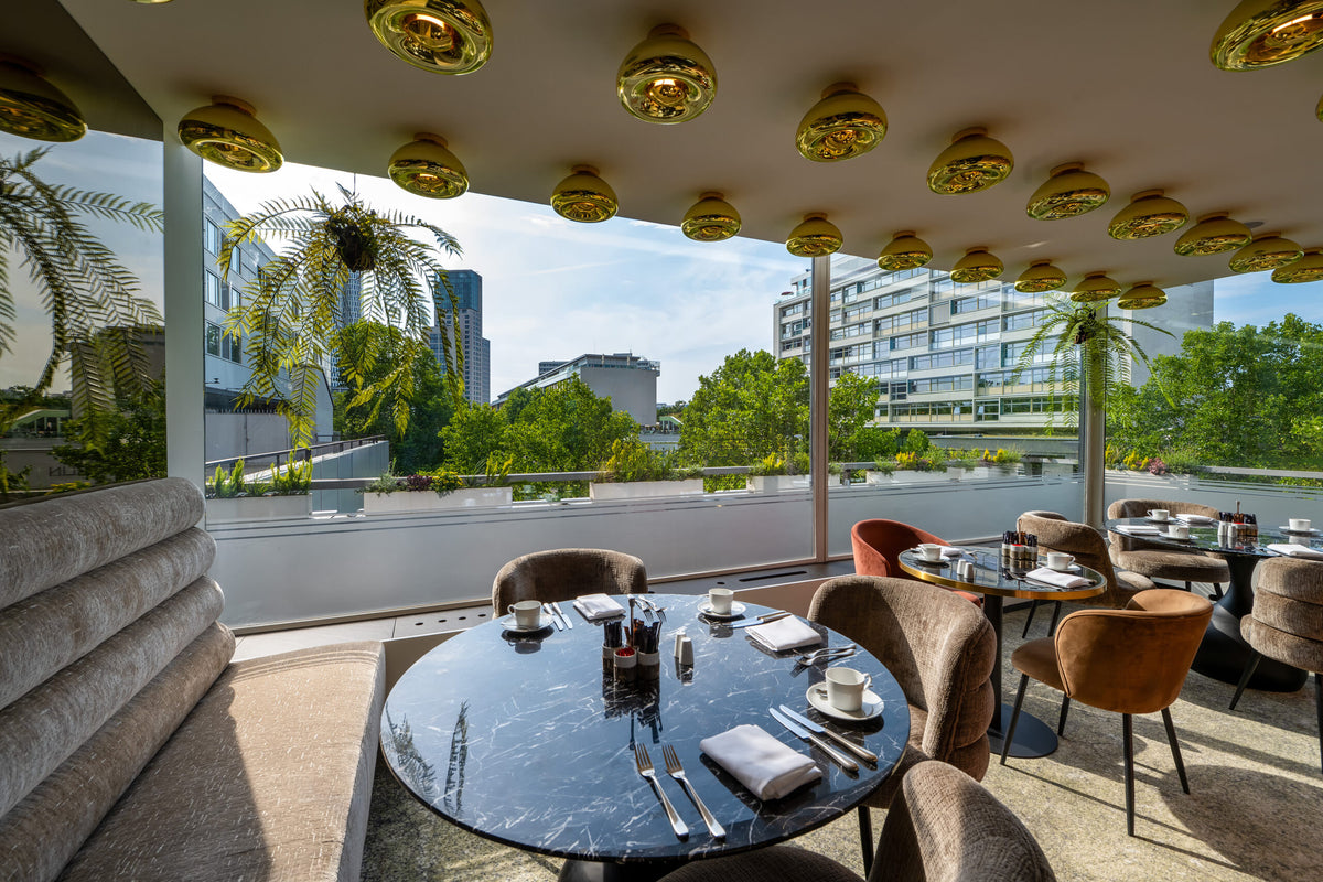 Frühstücksbuffet mit Heißgetränken, Säften &amp; Sekt
