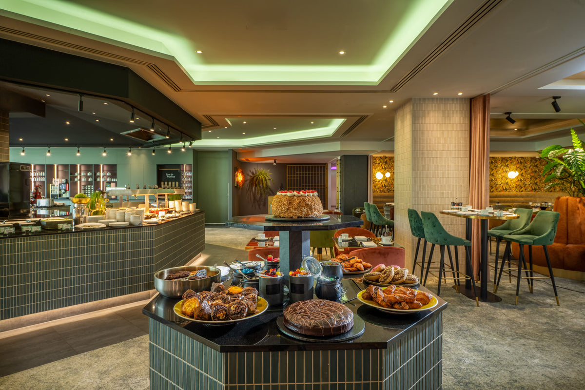 Frühstücksbuffet mit Heißgetränken, Säften &amp; Sekt