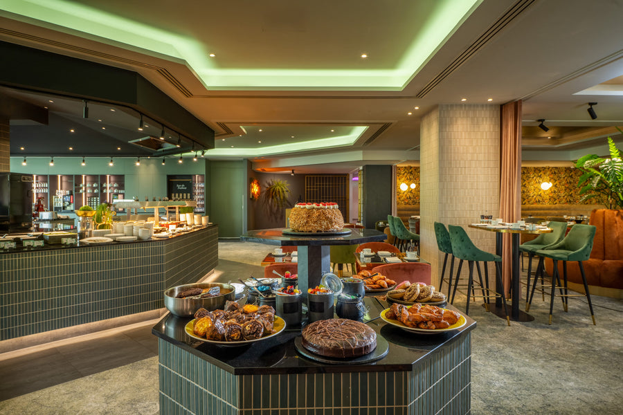 Frühstücksbuffet mit Heißgetränken, Säften &amp; Sekt