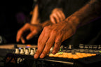 DJ legt live an einem Mischpult in der House of Gin Bar im Hotel Palace Berlin auf