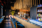 Stylischer Barbereich mit goldenen Designelementen in der House of Gin Bar im Hotel Palace Berlin