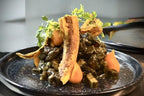 Kreativ angerichtetes Ceviche mit Süßkartoffel, Bananen-Chips und Koriander bei Mkhunaa Berlin