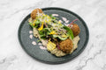 Falafelbällchen mit Avocado, Salat und cremiger Sauce kunstvoll angerichtet bei Mkhunaa Berlin