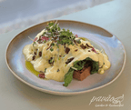 Egg Benedict und Heißgetränk