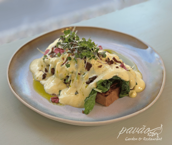 Egg Benedict und Heißgetränk