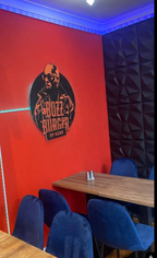 2 Burger mit Beilagen &amp; Dips