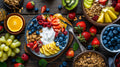 Bunte Frühstücks-Bowl mit Joghurt, Beeren, Mango, Granola und frischer Kiwi