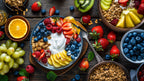 Bunte Frühstücks-Bowl mit Joghurt, Beeren, Mango, Granola und frischer Kiwi