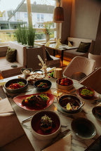 Tisch im Restaurant Akropolis in Unna, gedeckt mit mediterranen Spezialitäten und stilvollem Ambiente